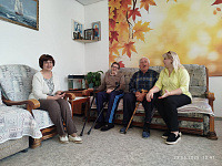 Стационарное отделение  сотрудники библиотеки посетили проживающих и провели литературно-музыкальный час «Песни в военной шинели…»
