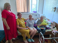В День семьи, любви и верности социальные работники РКЦСОН филиала по Майскому району поздравили свои обслуживаемые семейные пары В День семьи, любви и верности социальные работники РКЦСОН филиала по Майскому району поздравили свои обслуживаемые семейные пары
